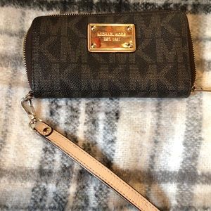 Michael Kors JetSet ZipAround Smartphone Wristlet